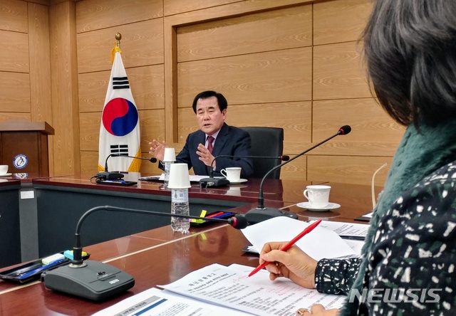 【천안=뉴시스】이종익 기자 = 3일 오전 9시 32분께 충남 천안시 차암동의 차암초등학교 교실 증축 공사 현장에서 화재가 발생했다. 이날 오후 김지철 충남교육감이 천안교육지원청에 설치된 화재대책본부에서 화재발생 원인과 학생배치 등에 관한 대책을 논의하고 있다. 2019.01.03.007news@newsis.com