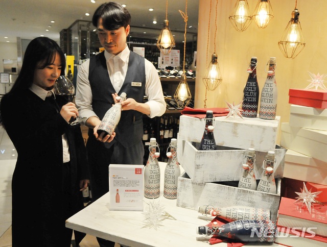 【대구=뉴시스】김덕용 기자 = 3일 롯데백화점 대구점 지하 2층에는 병에 스웨터 이미지를 입힌 '어글리글루바인' 와인을 판매하고 있다. 2019. 01. 03.(사진=롯데백화점 대구점 제공) photo@newsis.com