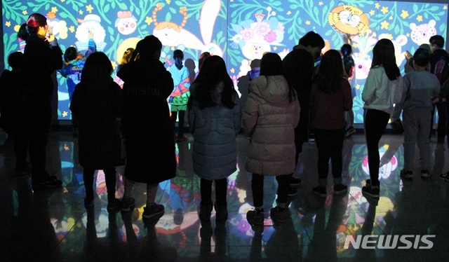 【양평=뉴시스】문영일 기자 = 경기 양평군립미술관은 겨울프로젝트 미디어아트 쇼-빛의 파라다이스전이 지역민과 수도권 시민들, 방학을 맞은 학생들의 방문으로 성황리에 전시되고 있다고 3일 밝혔다. 2019.01.03. (사진=양평군청 제공)photo@newsis.com