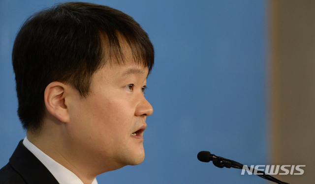 【서울=뉴시스】조수정 기자 = 전 서울변호사회장인 나승철 변호사가 2015년 12월7일 서울 여의도 국회 정론관에서 기자회견을 하고 있다. 2015.12.07. 