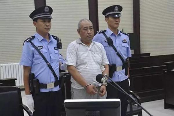 【서울=뉴시스】 11명의 여성을 성폭행하고 잔인하게 살해한 ‘중국판 살인의 추억’ 연쇄 살인마 가오청융(高承勇·55)에 대한 사형이 3일 오전 집행됐다. 가오청융이 재판을 받고 있는 모습. <사진출처: 바이두> 2019.01.03