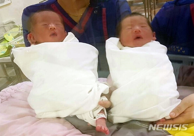 【장흥=뉴시스】배상현 기자 =2019년 황금 돼지해 장흥군 출산 1호로 쌍둥이 남매가 태어났다.쌍둥이는 박수민(남·39)· 최은혜(36) 부부 사이에서 둘째와 셋째로 태어난 아들 딸 남매다.2019.01.03 (사진=장흥군 제공) praxis@newsis.com
