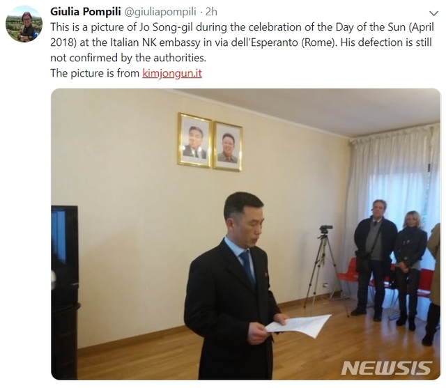 【서울=뉴시스】11월초 잠적한 조성길 이탈리아 주재 북한 대사대리의 지난해 4월 주로마 북한 대사관 내 모습. 이탈리아 중앙일간지 일폴리오의 아시아태평양 담당 데스크 줄리아 폼필리는 3일(현지시간) 조성길 대사대리의 모습이라며 이 사진을 자신의 트위터에 게시했다.국회 정보위원회 더불어민주당 간사 김민기 의원은 이날 국회 의원회관에서 서동구 국정원 제1차장을 만난 후 취재진에게 "(조 대사대리 측이) 잠적 후 두 달간 (국정원 측에) 연락한 적이 없다고 국정원에서 밝혔다"며 그의 제3국 망명 타진 가능성에 무게를 실었다.조대사대리는 지난 2015년 5월 주이탈리아 북한대사관 3등 서기관으로 부임했으며, 이후 1등 서기관으로 승진한 것으로 알려졌다. 그는 북한 핵 개발에 따른 국제사회의 고강도 대북제재 속에 문정남 대사가 추방되면서 2017년 10월부터 대사대리를 맡았다. <사진출처:줄리아 폼필리 트위터>2019.01.03.