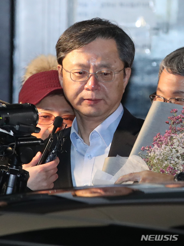 【의왕=뉴시스】이윤청 수습기자 = 국정농단 사태 방조, 불법사찰 지시 혐의 등으로 재판에 넘겨진 우병우 전 청와대 민정수석이 구속기한 만료로 석방되어 3일 오전 경기 의왕시 서울구치소를 나서며 차량에 탑승하고 있다. 2일 법조계에 따르면 검찰이 우 전 수석에 대해 추가로 청구한 구속영장은 기각됐다. 2019.01.03. radiohead@newsis.com