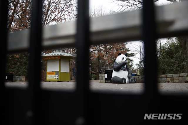 【워싱턴 = AP/뉴시스】차미례 기자 =1월 2일 현재 폐쇄된 워싱턴 스미소니언 국립동물원의 철창 안에서 혼자 먹이를 먹고 있는 판다. 트럼프대통령의 국경장벽 예산문제로 12일째를 맞은 연방정부 셧다운은 상당기간 지속될 전망이다.