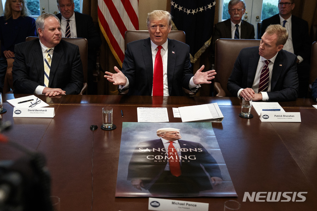 【워싱턴DC=AP/뉴시스】도널드 트럼프 미국 대통령이 2일(현지시간) 백악관 각료회의에서 발언하고 있다. 트럼프 대통령은 회의 중 김정은 북한 국무위원장으로부터 받았다는 친서를 공개하며 머지않은 미래에 북미정상회담이 성사될 것이라고 내다봤다. 2019.01.03.
