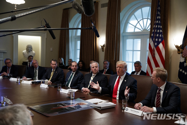 【워싱턴=AP/뉴시스】 도널드 트럼프 미국 대통령이 2일(현지시간) 백악관에서 열린 새해 첫 국무회의에서 대부분의 시간을 국경 안보를 위한 장벽 건설의 당위성을 강조하는 데 할애했다. 각료들도 국경장벽에 관한 트럼프 대통령의 강경노선을 지지하는 등 국무회의는 '그들만의 회의'로 끝났다. 2019.01.02