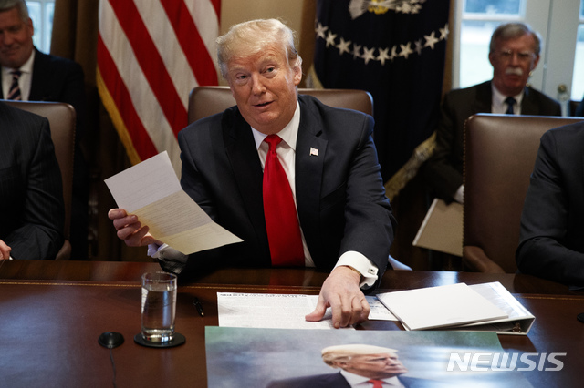 【워싱턴DC=AP/뉴시스】도널드 트럼프 미국 대통령이 2일(현지시간) 백악관 각료회의에서 김정은 북한 국무위원장으로부터 받았다는 친서를 들어 보이고 있다. 트럼프 대통령은 김정은으로부터 훌륭한 친서를 받았다며 머지않은 미래에 북미정상회담이 성사될 것이라고 내다봤다. 2019.01.03.