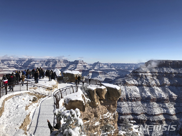 【그랜드캐년=AP/뉴시스】1일(현지시간) 미 애리조나주 그랜드캐년 국립공원 사우스림에 눈이 쌓여 아름다운 설경이 펼쳐지고 있다.연방정부 셧다운으로 일부 국립공원이 폐쇄됐으나 사우스림 대부분은 개방해 입장할 수 있다. 2019.01.03.