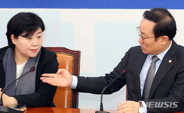 【서울=뉴시스】이종철 기자 = 더불어민주당 홍영표(오른쪽) 원내대표와 서영교 원내수석부대표. 2019.01.03.jc4321@newsis.com