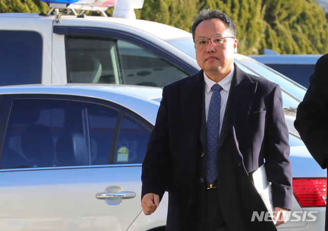 【서울=뉴시스】배훈식 기자 = 상습 폭행 등의 혐의를 받고 있는 송명빈 마커그룹 대표가 3일 오전 서울 양천구 강서경찰서에 출석하고 있다. 2019.01.03.&nbsp; dahora83@newsis.com