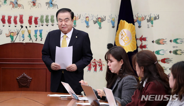 【서울=뉴시스】홍효식 기자 = 문희상 국회의장이 3일 오전 서울 여의도 국회에서 신년 기자간담회를 마친 뒤 자리로 향하고 있다. 2019.01.03. yesphoto@newsis.com