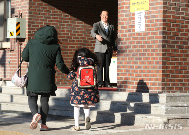 【수원=뉴시스】고승민 기자 = 3일 오전 경기 수원시 숙지초등학교에서 열린 2019학년도 신입생 예비소집을 찾은 학부모와 입학 예정 신입생들이 학교로 들어서고 있다. 2019.01.03.kkssmm99@newsis.com