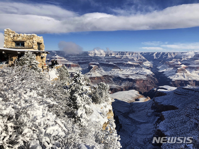 【그랜드캐년=AP/뉴시스】1일(현지시간) 미 애리조나주 그랜드캐년 국립공원 사우스림에 눈이 쌓여 아름다운 설경이 펼쳐지고 있다. 연방정부 셧다운으로 일부 국립공원이 폐쇄됐으나 사우스림 대부분은 개방해 입장할 수 있다. 2019.01.03.