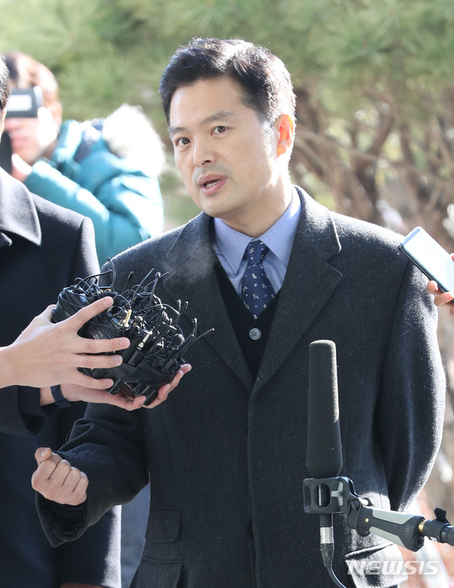 【서울=뉴시스】전진환 기자 = 청와대의 민간인 사찰 의혹 수사와 관련해 김태우 수사관이 3일 오후 서울 송파구 서울동부지검에서 참고인 자격으로 조사를 받기 위해 출석해 기자들의 질문에 답하고 있다. 2019.01.03.&nbsp; amin2@newsis.com