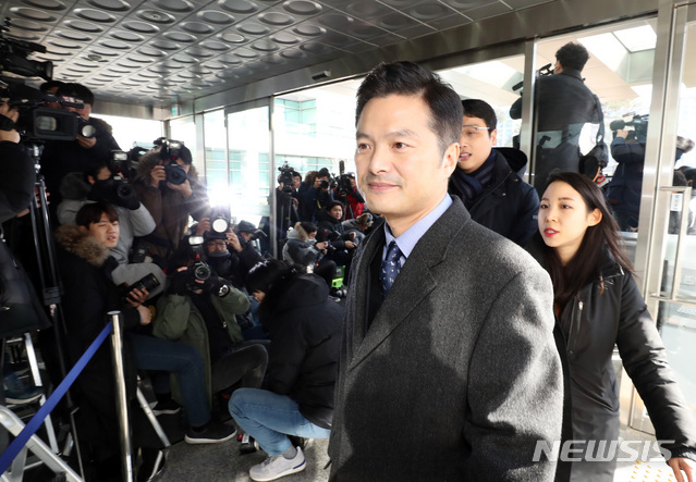 【서울=뉴시스】전진환 기자 = 청와대 민간인 사찰 의혹 수사와 관련해 김태우 수사관이 3일 오후 서울 송파구 서울동부지검으로 참고인 자격으로 조사를 받기 위해 출석하고 있다. 2019.01.03.&nbsp; amin2@newsis.com