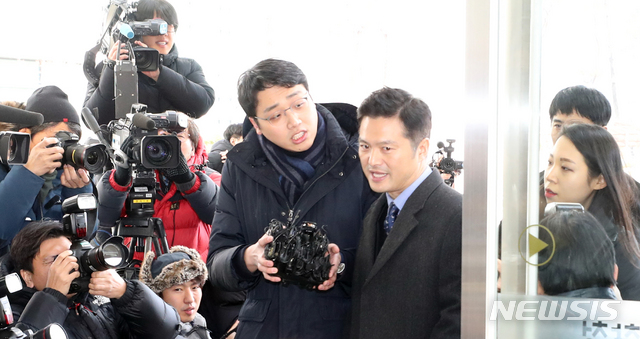 【서울=뉴시스】전진환 기자 = 청와대 민간인 사찰 의혹 수사와 관련해 김태우 수사관이 3일 오후 서울 송파구 서울동부지검으로 참고인 자격으로 조사를 받기 위해 출석하고 있다. 2019.01.03.&nbsp; amin2@newsis.com