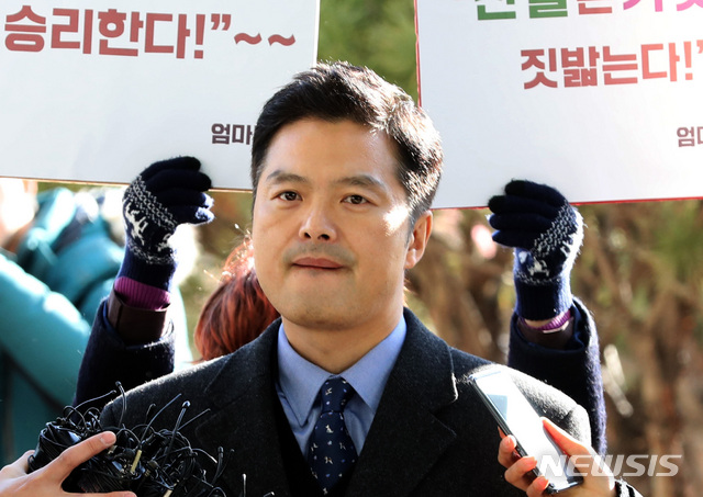 【서울=뉴시스】전진환 기자 = 청와대 민간인 사찰 의혹 수사와 관련해 김태우 수사관이 3일 오후 서울 송파구 서울동부지검으로 참고인 자격으로 조사를 받기 위해 출석해 기자들의 질문에 답하고 있다. 2019.01.03.&nbsp; amin2@newsis.com