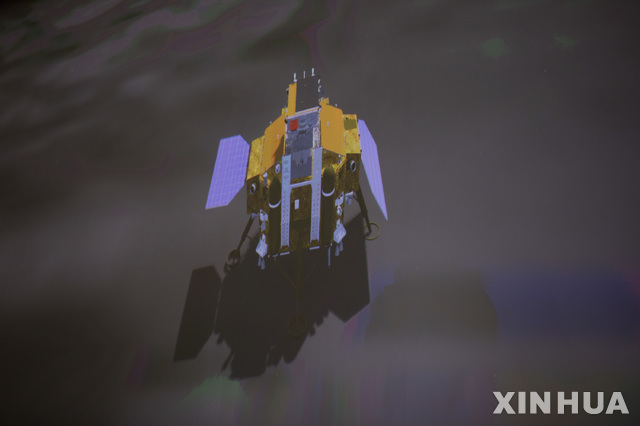  【베이징=신화/뉴시스】지난해 12월8일 중국 쓰촨성 시창위성발사센터에서 창정3호 로켓에 실려 발사됐던 창어4호가 3일 오전 10시26분(베이징 기준) 달 뒷면 남극 근처에 착륙했다고 중국 관계당국이 밝혔다.&nbsp; 사진은 중국 우주개발 담당 국가항천국이 공개한 창어4호 달 뒷면 착륙 시뮬레이션 영상. 2019.01.03. 