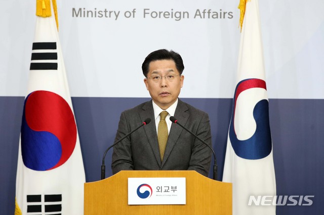 【서울=뉴시스】 고범준 기자 = 노규덕 외교부 대변인이 3일 오후 서울 종로구 외교부청사에서 정례브리핑을 하고 있다. 2019.01.03.&nbsp; bjko@newsis.com