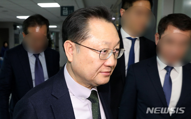 【서울=뉴시스】홍효식 기자 = 서동구 국정원 제1차장이 3일 오후 서울 여의도 국회 의원회관에서 국회 정보위원회 바른미래당 간사인 김관영 원내대표를 만나 주 이탈리아 북한 대사대리 망명에 대한 비공개 보고를 위해 의원 사무실로 들어서고 있다. 2019.01.03.&nbsp; yesphoto@newsis.com