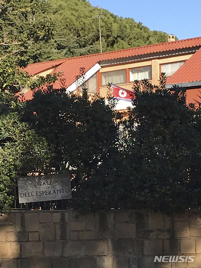 【로마=AP/뉴시스】 북한 조성길 주 이탈리아 대리대사의 서방 망명설이 도는 가운데 3일 로마의 북한 대사관 건물에 인공기가 걸려있다. 조 대리대사는 11월초 대사관을 이탈해 잠적한 것으로 보인다고 한국 정보기관이 국회 관련 위원회에 밝혔다. 2019. 1. 3.