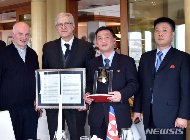 【서울=AP/뉴시스】국가정보원은 3일 조성길 이탈리아주재 북한 대사대리의 망명설과 관련해 "지난해 11월 초 공관을 이탈해 부부가 함께 잠적했다"고 밝혔다.사진은 지난해 3월20일 조성길(오른쪽 두 번째) 이탈리아주재 북한 대사대리가 이탈리아 산피에트로디펠레토에서 열린 문화 행사에서 '로베레토 자유의 종'을 들고 있는 모습. 2019.01.03.