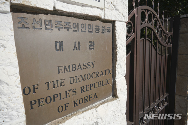  【로마=AP/뉴시스】3일(현지시간) 이탈리아 로마의 북한대사관 현관에 '조선민주주의인민공화국 대사관'이라는 현판이 붙어 있다.&nbsp; 대한민국 국가정보원은 3일 조성길 이탈리아주재 북한 대사대리의 망명설과 관련해 "지난해 11월 초 공관을 이탈해 부부가 함께 잠적했다"고 밝혔다. 2019.01.03. 