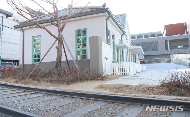 【청주=뉴시스】강신욱 기자 = 개관 사흘 앞둔 4일 충북 청주시 상당구 북문로2가 113-2에는 옛 청주역사 전시관이 철길과 함께 재현돼 있다. 2019.01.04. ksw64@newsis.com