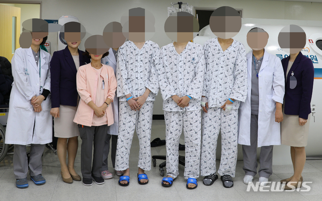 【강릉=뉴시스】김경목 기자 = 강릉아산병원 의료진들이 지난해 12월21일 강릉아산병원 고압산소치료실에서 살아남은 서울 대성고 학생 3명과 기념사진을 촬영하고 있는 모습. 2019.01.04. photo@newsis.com