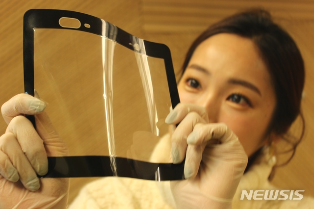 【서울=뉴시스】SK이노베이션이 플렉서블 디스플레이의 핵심 소재인 'FCW'를 8일부터 미국 라스베이거스에서 개최되는 'CES 2019'에서 선보인다. (사진=SK이노베이션 제공)