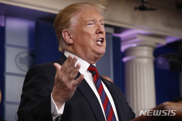 【워싱턴DC=AP/뉴시스】도널드 트럼프 미국 대통령이 3일(현지시간) 예고 없이 백악관 브리핑룸을 방문해 기자들에게 말하고 있다. 트럼프 대통령은 낸시 펠로시 하원 의장 취임 축하와 국경 장벽 설치 예산 필요성을 강조했다. 2019.01.04.