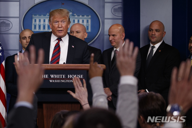 트럼프, 백악관 브리핑룸에 깜짝 등장…장벽 필요성 강조
