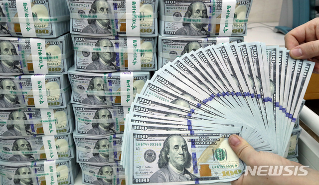 【서울=뉴시스】박미소 수습기자 = 외환보유액이 사상 최대치를 경신한 4일 오전 서울 중구 KEB하나은행 위변조대응센터에서 직원이 달러를 정리하고 있다. 한국은행이 4일 발표한 2018년 12월말 외환보유액에 따르면 보유액 규모는 4036억 9000만달러로 전월 말보다 7억 1000만달러 증가했다. 2019.01.04. misocamera@newsis.com