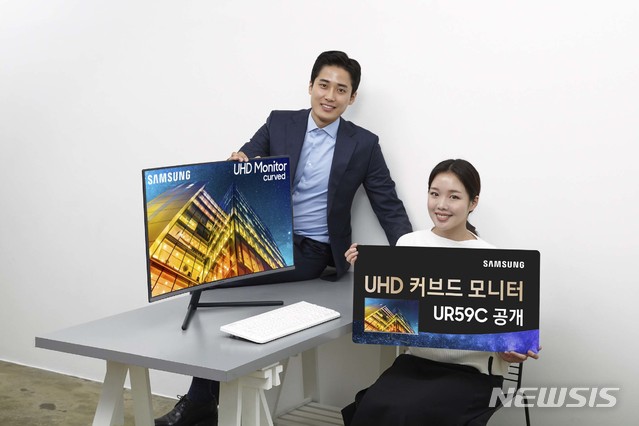 【서울=뉴시스】삼성전자는 4일 CES 2019에서 업무 공간의 변화를 가져올 '스페이스 모니터'와 화질 혁신을 보여줄 '커브드 QLED 게이밍 모니터' 신제품을 공개한다고 밝혔다. 모델들이 '커브드 UHD 모니터(모델명: UR5GC)'를 소개하고 있다. 2019.01.04. (사진=삼성전자 제공) photo@newsis.com