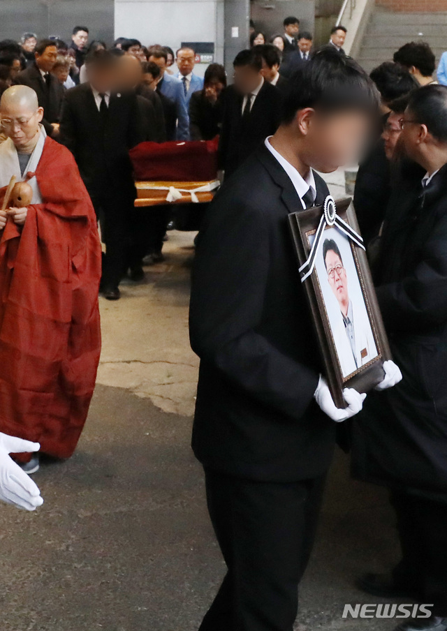 【서울=뉴시스】김진아 기자 = 4일 서울 종로구 서울적십자병원에서 진료 중 환자가 휘두른 흉기에 찔려 유명을 달리한 고(故) 임세원 강북삼성병원 정신건강의학과 교수의 발인이 엄수되고 있다. 2019.01.04.&nbsp;&nbsp; bluesoda@newsis.com