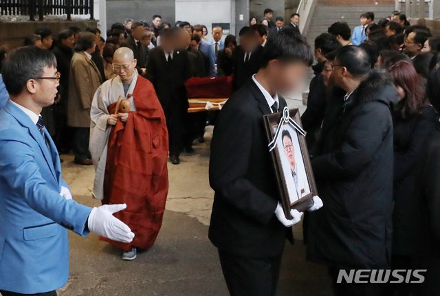 【서울=뉴시스】김진아 기자 = 4일 서울 종로구 서울적십자병원에서 진료 중 환자가 휘두른 흉기에 찔려 유명을 달리한 고(故) 임세원 강북삼성병원 정신건강의학과 교수의 발인이 엄수되고 있다. 2019.01.04. bluesoda@newsis.com