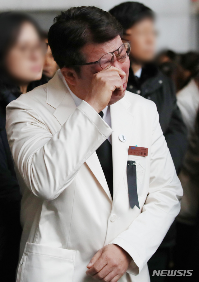 【서울=뉴시스】김진아 기자 = 4일 서울 종로구 서울적십자병원에서 진료 중 환자가 휘두른 흉기에 찔려 유명을 달리한 고(故) 임세원 강북삼성병원 정신건강의학과 교수의 발인이 엄수, 고인의 직장 동료가 눈물을 흘리고 있다. 2019.01.04.&nbsp;&nbsp; bluesoda@newsis.com