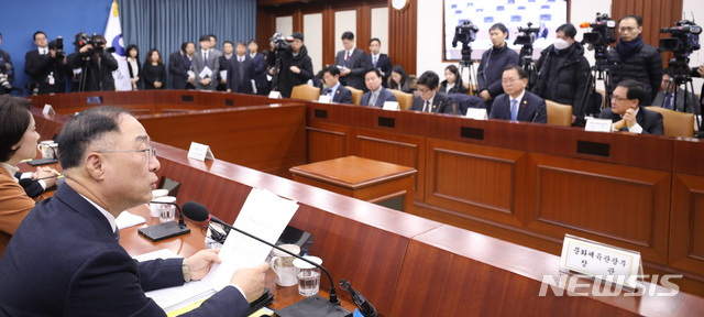 【서울=뉴시스】전진환 기자 = 홍남기 부총리 겸 기획재정부장관이 4일 오전 서울 종로구 정부서울청사 영상회의실에서 제4차 경제활력대책회의를 주재하고 있다. 2019.01.04.&nbsp; amin2@newsis.com