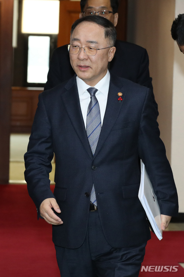 【서울=뉴시스】전진환 기자 = 홍남기 부총리 겸 기획재정부장관이 4일 오전 서울 종로구 정부서울청사 영상회의실로 제4차 경제활력대책회의를 주재하기에 들어오고 있다. 2019.01.04.&nbsp; amin2@newsis.com