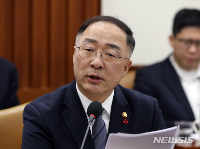 【서울=뉴시스】전진환 기자 = 홍남기 부총리 겸 기획재정부장관이 4일 오전 서울 종로구 정부서울청사 영상회의실에서 제4차 경제활력대책회의를 주재하고 있다. 2019.01.04.&nbsp; amin2@newsis.com