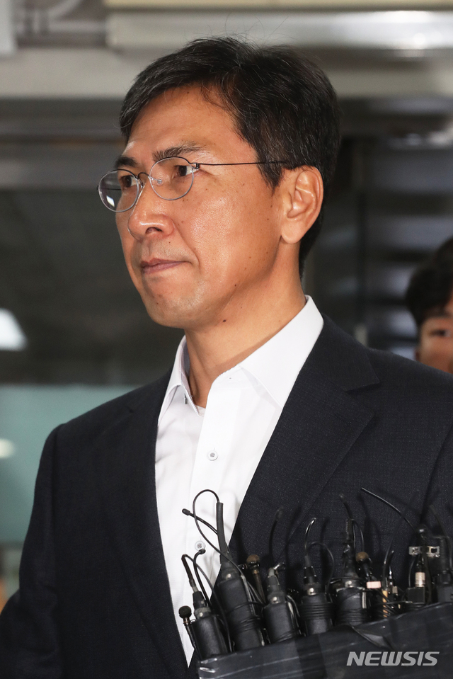 [서울=뉴시스]김병문 수습기자 = 수행비서를 성폭행한 혐의에 대해 1심에서 무죄를 선고받은 안희정 전 충남도지사가 지난해 1월4일 오전 서초구 서울고법에서 열린 항소심 2차 공판에 출석하고 있다. 2019.01.04. dadazon@newsis.com