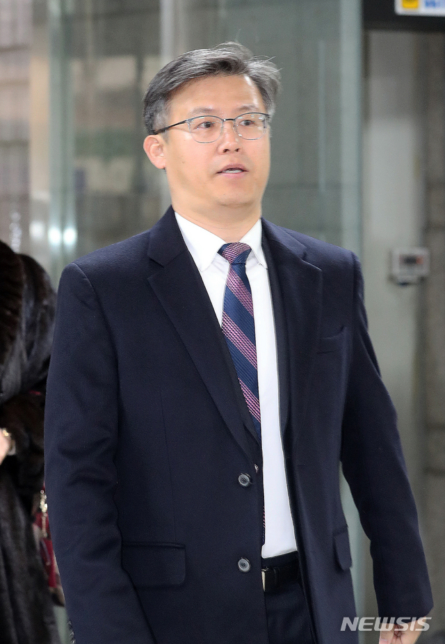 【서울=뉴시스】김병문 수습기자 = 정호성 전 비서관이 4일 오전 서초구 서울고법에서 열린 항소심 선고 공판에 출석하고 있다. 2019.01.04. dadazon@newsis.com