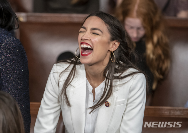 【워싱턴=AP/뉴시스】 미국 민주당의 떠오르는 샛별 알렉산드리아 오카시오-코르테스(29) 연방하원의원이 10일(현지시간) 자신의 가짜 누드사진을 보도한 보수언론을 맹비난했다. 앞서 7일 미국의 보수언론 '데일리 콜러'는 자사의 홈페이지에 "이 사진은 알렉산드리아 오카시오-코르테스의 누드 셀카로 알려진 사진이다"며 욕조에 몸을 담근 채 맨발을 찍은 사진을 게시했다. 사진은 2일 하원에서 동료 의원들과 이야기 중 웃음을 터트리는 코르테스. 2019.01.10.