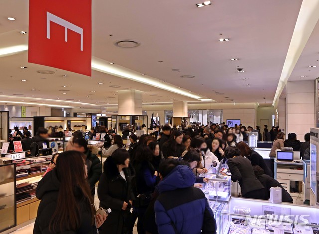 【서울=뉴시스】4일 인천 미추홀구 롯데백화점 인천터미널점이 오픈한 가운데 방문 고객들로 매장이 붐비고 있다. 인천터미널점은 지하2층부터 6층까지 부지면적 29,223㎡(8,840평), 연면적 136,955㎡(41,429평), 영업면적 51,867㎡(15,690평), 주차대수 1,600대으로 구성돼 있다. 2019.01.04. (사진=롯데백화점 제공) photo@newsis.com