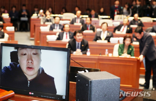 【서울=뉴시스】이종철 기자 = 4일 서울 여의도 국회에서 열린 한국당 긴급의원총회에서 신재민 영상을 버며 나경원 원내대표가 김도읍 청와대 특감반 진상조사단장과 의견을 나누고 있다. 2019.01.04.jc4321@newsis.com