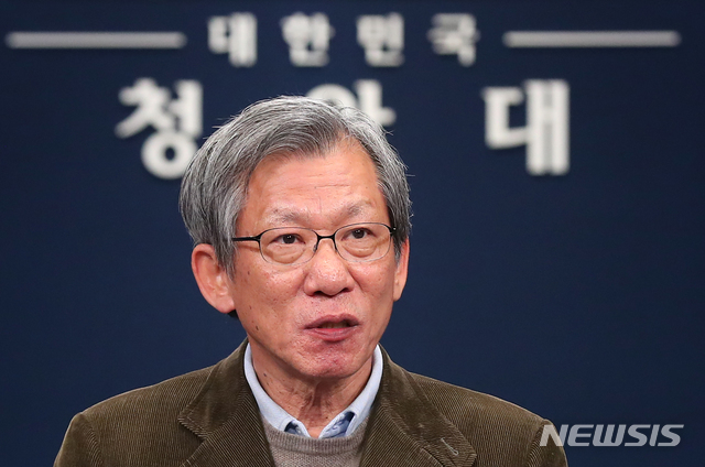 【서울=뉴시스】전신 기자 = 광화문대통령시대위원회 자문위원을 맡고 있는 유홍준 전 문화재청장이 4일 청와대 춘추관 대브리핑룸에서 "청와대 개방과 대통령 집무실의 광화문 이전은 광화문 광장 재구조화 사업이 마무리 된 이후에 장기적인 사업으로 검토하기로 했다"고 밝히고 있다. 2019.01.04.&nbsp; photo1006@newsis.com 