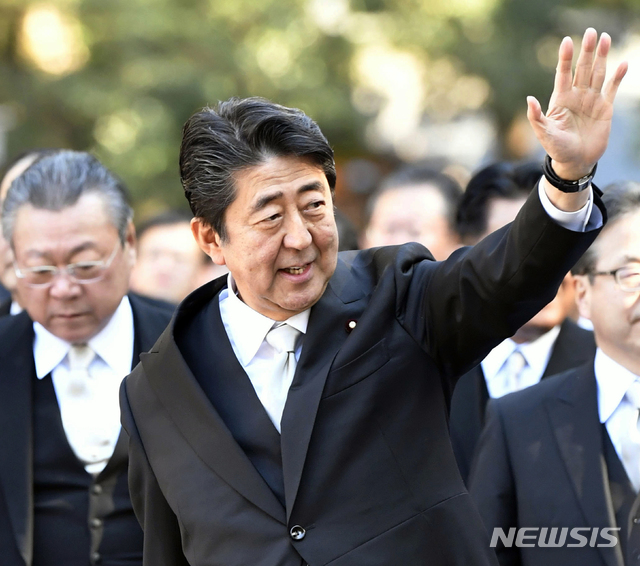 【이세=AP/뉴시스】아베 신조 일본 총리가 4일 일본 보수 성지로 알려진 이세 신궁을 참배하며 시민들을 향해 손을 들어 인사하고 있다.아베 총리는 신년 기자회견에서 새 일왕이 즉위하는 5월1일보다 한 달 앞선 4월1일 새 연호를 확정해 공포하겠다고 밝혔다. 2019.01.04.