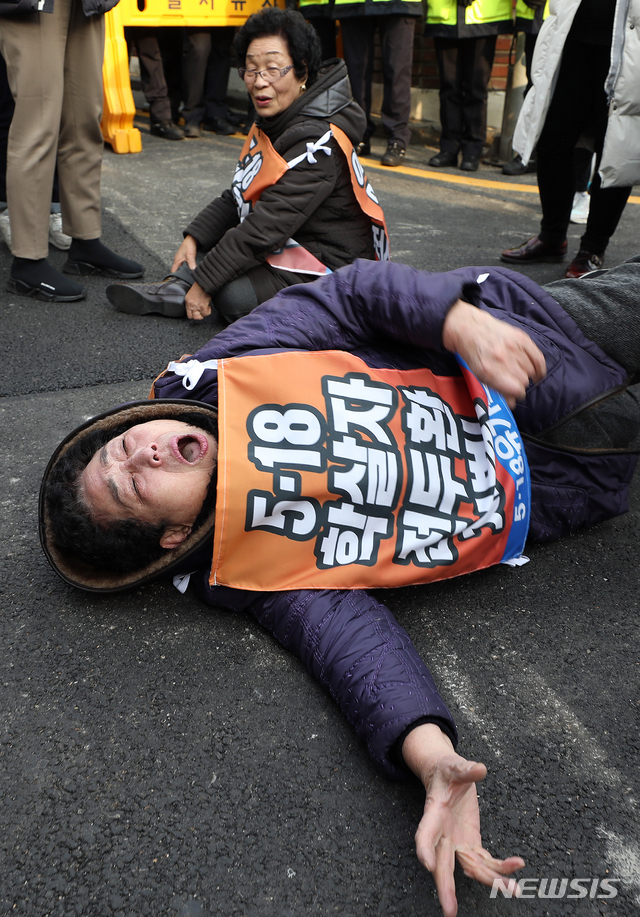 【서울=뉴시스】김병문 수습기자 = 오월을 사랑하는 사람들의 모임이 4일 오후 서울 서대문구 전두환 전 대통령 자택 앞에서 열린 이순자씨의 "내 남편은 민주주의의 아버지" 발언 규탄 기자회견 도중 호흡곤란 증세를 일으키고 있다. 2019.01.04. dadazon@newsis.com