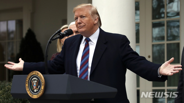 【워싱턴DC=AP/뉴시스】도널드 트럼프 미국 대통령이 4일(현지시간) 민주당 낸시 펠로시 하원의장 및 척 슈머 상원 원내대표 등과의 회동 후 백악관 로즈가든에서 기자회견을 하고 있다. 트럼프 대통령은 국경장벽예산이 통과되지 않으면 셧다운은 몇 년이라도 이어질 수 있다는 뜻을 고수하며 국가 비상사태를 선언해 장벽을 건설할 수도 있다고 밝혔다. 2019.01.05.